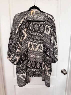 Francesca's Collections Black and White Patterned Kimono